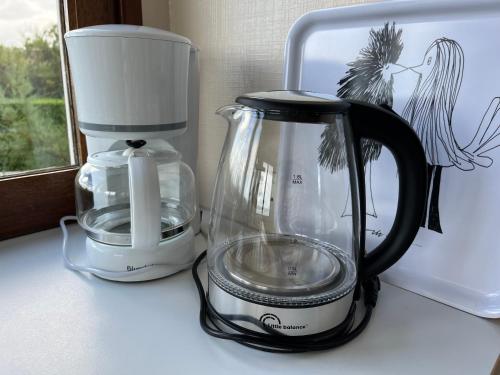 a blender sitting on a counter next to a appliance at Villa d'architecte - Les Pieds dans l'Eau in Ver-sur-Mer