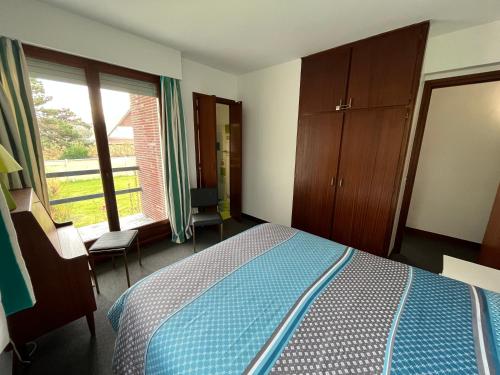 a bedroom with a bed and a large window at Villa d'architecte - Les Pieds dans l'Eau in Ver-sur-Mer