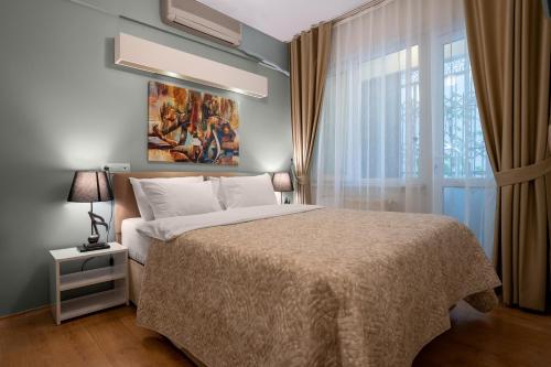 - une chambre avec un grand lit et une fenêtre dans l'établissement Cozy & Central 2BR Designed Apt. In Beyoglu, à Istanbul