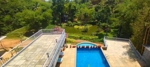 Piscina a Thenmala Ecoresort - The First and the Best o a prop