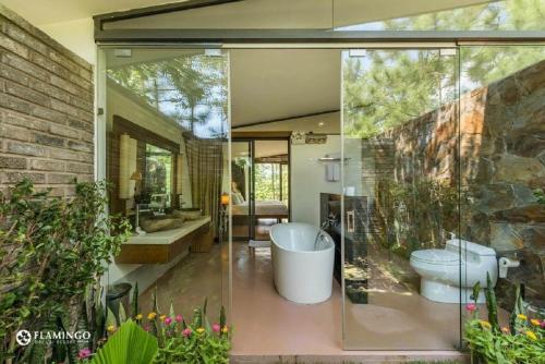 Phòng tắm tại Flamingo Đại Lải - Villa Tự Doanh