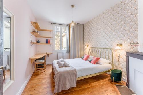 une petite chambre avec un lit et un bureau dans l'établissement Le Petit Bacchus - au cœur de Nantes, à Nantes