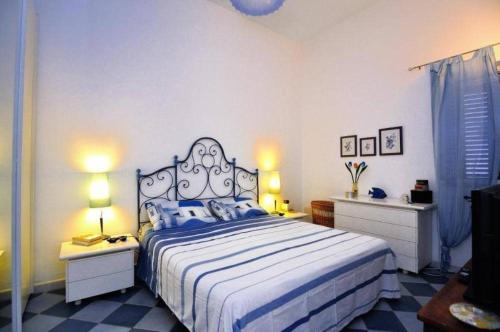 サンピエリにあるDimora Turcheseのベッドルーム1室(大型ベッド1台、青と白のシーツ付)