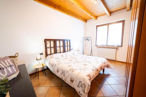 Un dormitorio con una cama grande y una ventana en Casa Antonia Tra Laghi & Monti, en Armeno