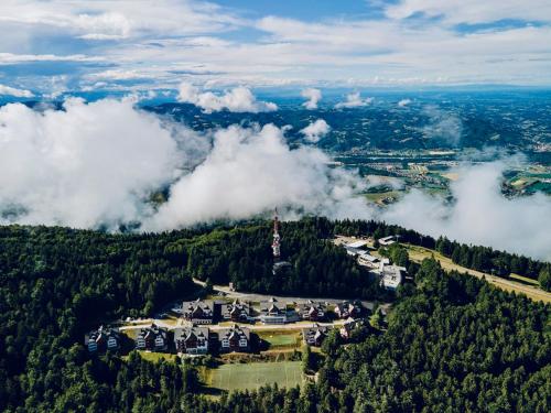 Ptičja perspektiva nastanitve Pohorje Village Wellbeing Resort - Family Apartments Bolfenk