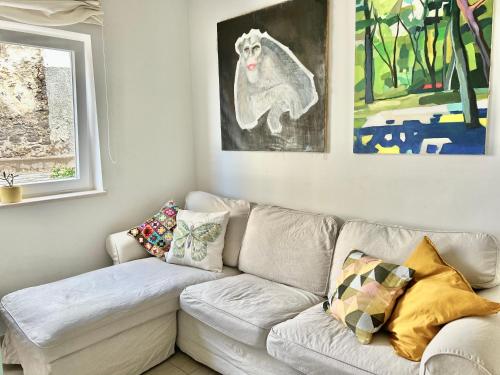 加拉奇科的住宿－Perro y Osito，客厅配有带枕头的白色沙发