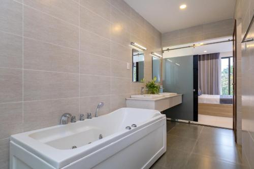 Phòng tắm tại Palm Villa 36 (Luxury Villa inside Resort near The Sea)
