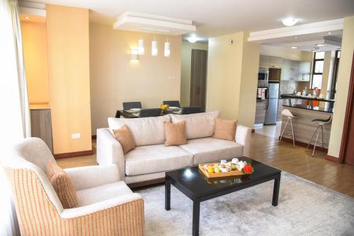 sala de estar con sofá y mesa en Fedha Residences by Trianum, en Nairobi