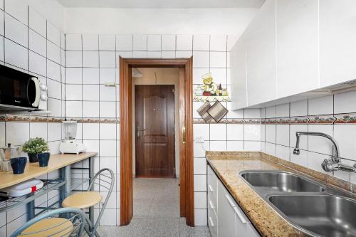 una cucina con un lavello e un bancone di Casa Maruca 1 a Valverde