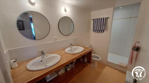 - Baño con 2 lavabos y 2 espejos en La Lauzière, en Assac