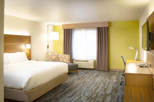 una camera d'albergo con un grande letto e una finestra di Holiday Inn Express & Suites Wausau, an IHG Hotel a Weston