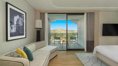 Nespecifikovaný výhled na hory nebo výhled na hory při pohledu z hotelu