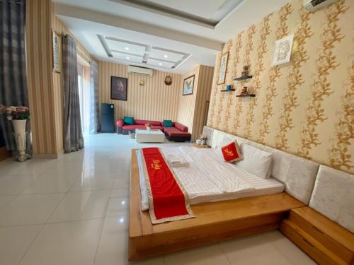 une chambre d'hôtel avec un lit et un canapé dans l'établissement Lucky hotel, à Hô-Chi-Minh-Ville