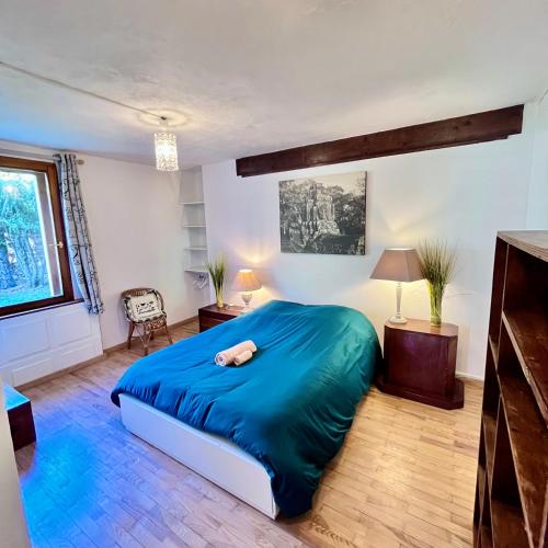 um quarto com uma cama grande com uma pessoa deitada sobre ela em Chalet la Pagode, vue Mont-Blanc et jardin privé em Chamonix-Mont-Blanc