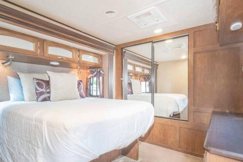 um quarto com uma cama grande e um espelho em Moab RV Resort RV IV Fully Setup OK44 em Moab