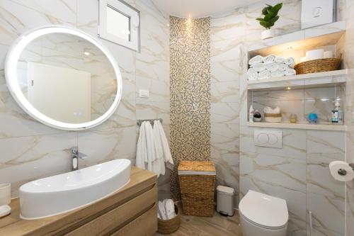 y baño con lavabo blanco y espejo. en Apartment Flora, en Dubrovnik