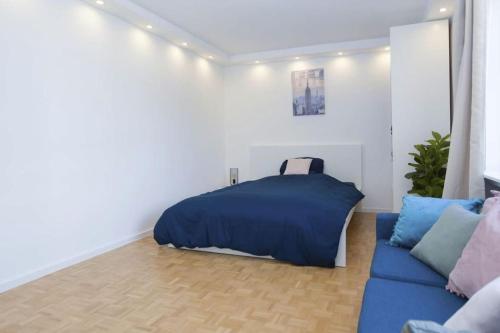 a bedroom with a bed and a couch at 2: Schöne Schwabing 70m² sannierte City Wohnung in Munich