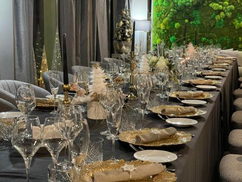 a long table with glasses and plates on it at Hotel Brilliant Plaza in Zalău
