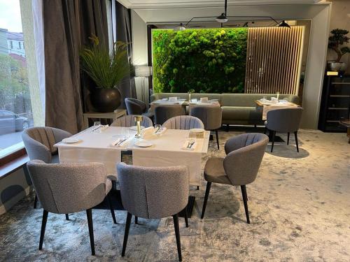 a restaurant with tables and chairs in a room at Hotel Brilliant Plaza in Zalău