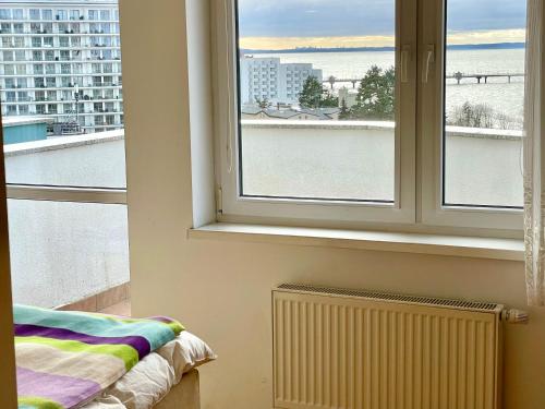 Pokój z oknem z widokiem na ocean w obiekcie Apartament relax 4 w mieście Międzyzdroje