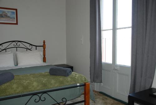 a bedroom with a bed and a window at THE FED AND BED TEMORA in Temora