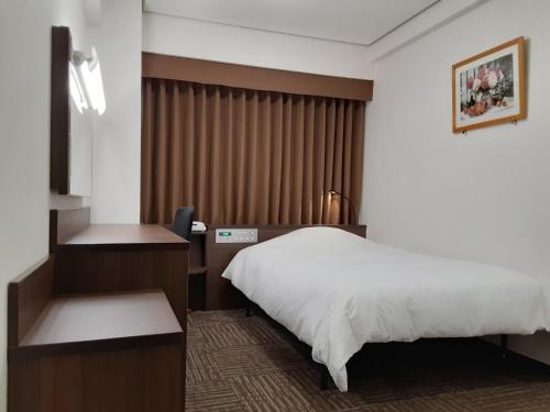 Tempat tidur dalam kamar di Hotel Alpha-One Matsue