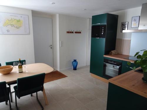 Una cocina o zona de cocina en Gîte en plein coeur du vignoble chablisien