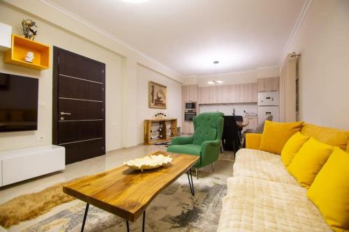 una sala de estar con un sofá y una mesa en Luxury House, en Korçë