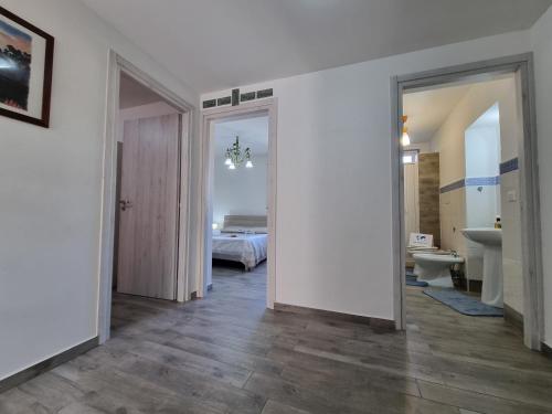 un corridoio con una camera con letto e un bagno di Solenoaus by Holiday World a Ficarazzi