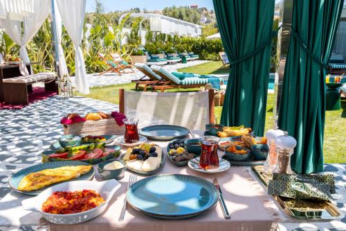Una mesa con platos de comida encima. en The Xon Hotel, en Cesme
