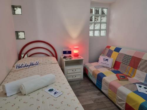 1 Schlafzimmer mit 2 Betten, einem Tisch und einem Fenster in der Unterkunft Solenoaus by Holiday World in Ficarazzi