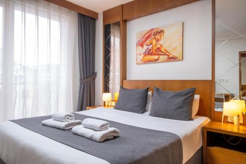 Una habitación de hotel con una cama con toallas. en The Dream Suite İstanbul, en Estambul