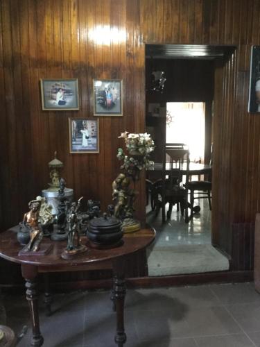 a room with a table and a dining room at Maliga Inn in Gampola