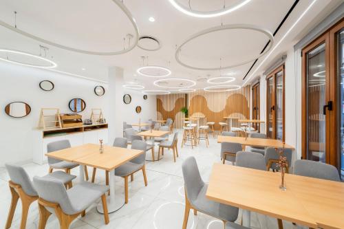 Et opholdsområde på Odyssey Rooms Alicante