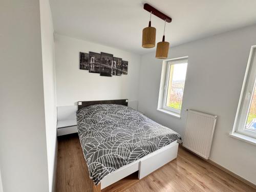 - une chambre blanche avec un lit dans l'établissement Apartament Juhas, à Limanowa