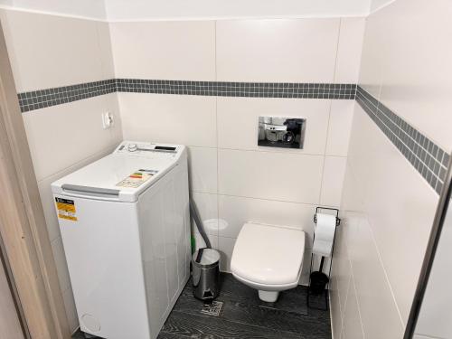 La petite salle de bains est pourvue de toilettes et d'un lavabo. dans l'établissement Apartament Juhas, à Limanowa
