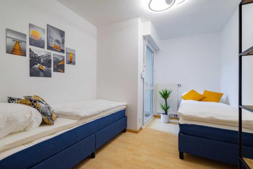1 dormitorio con 2 camas y ventana en Kim Fewo 3, en Emmendingen