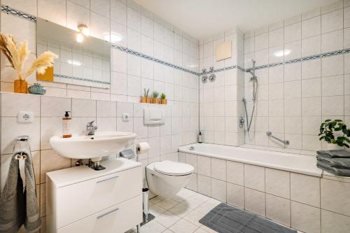 y baño con lavabo, aseo y bañera. en Kim Fewo 3, en Emmendingen