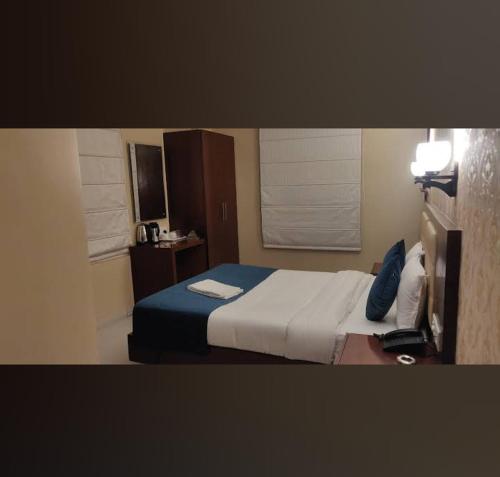 - une chambre avec un lit et un bureau avec un téléphone dans l'établissement Royal Aryan Hotel, à Purî