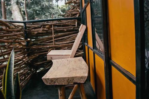 une chaise assise sur le côté d'un bus scolaire dans l'établissement Ragu Farm Eco Nest, à Kalangala