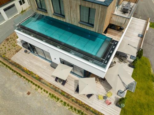 einen Blick über ein Haus mit Pool in der Unterkunft All-Suite Resort Paznaun in Galtür