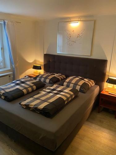 una camera con un letto con due cuscini sopra di Watthüs a Morsum