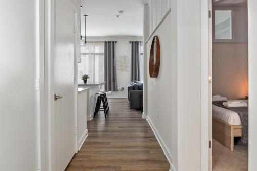 Φωτογραφία από το άλμπουμ του Spacious 2BD with Private Balcony and Free Parking στη Σάρλοτ