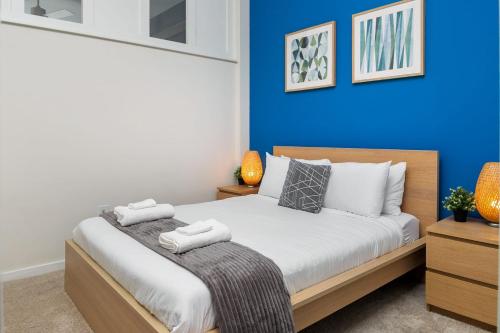Ένα ή περισσότερα κρεβάτια σε δωμάτιο στο Spacious 2BD with Private Balcony and Free Parking