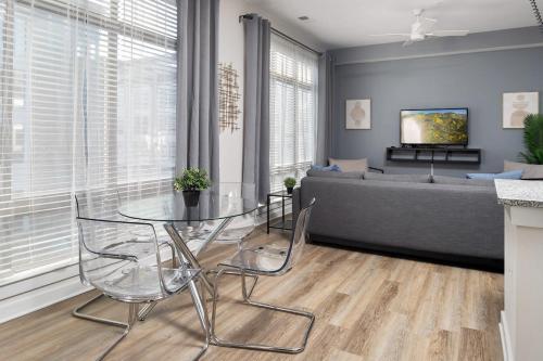 Μια τηλεόραση ή/και κέντρο ψυχαγωγίας στο Spacious 2BD with Private Balcony and Free Parking