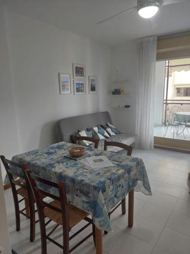 a living room with a table and a couch at Monolocale La Conchiglia in Sestri Levante