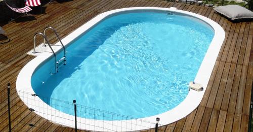 - une vue sur la piscine depuis la terrasse dans l'établissement Gîte des Flots de Ma Vie - Florence et Virginie Gossin - Barzan, à Barzan