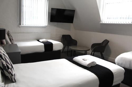 Una cama o camas en una habitación de Mitre Hotel Manchester City Centre