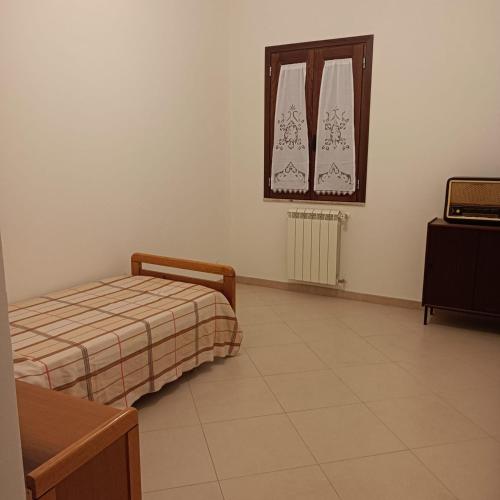 a bedroom with a bed and a mirror and a tv at Casa vacanza Acquanuova in Calatafimi