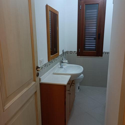 カラタフィーミにあるCasa vacanza Acquanuovaのバスルーム(洗面台、鏡付)